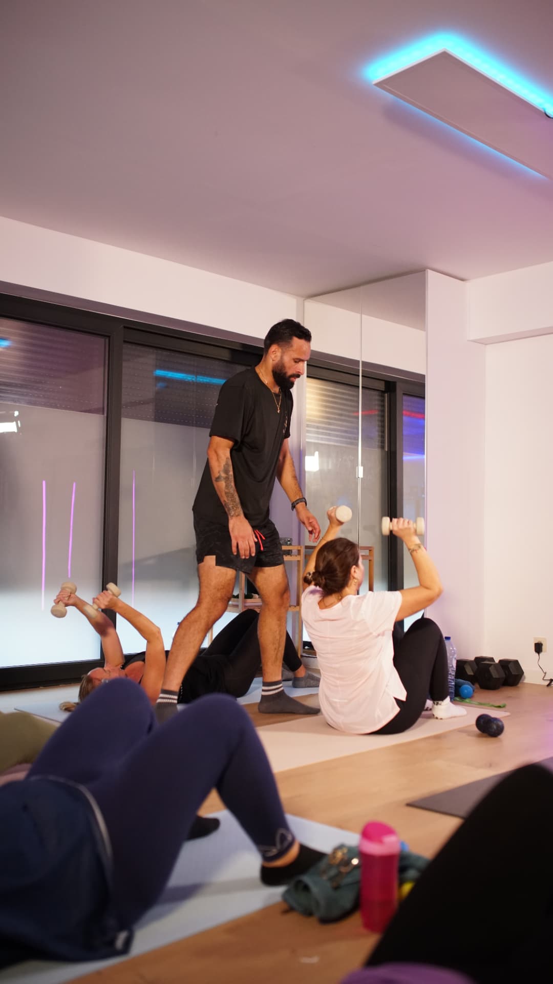 Coach Saief accompagnant plusieurs participantes pendant un entraînement au studio L'ÉLAN à Maurage