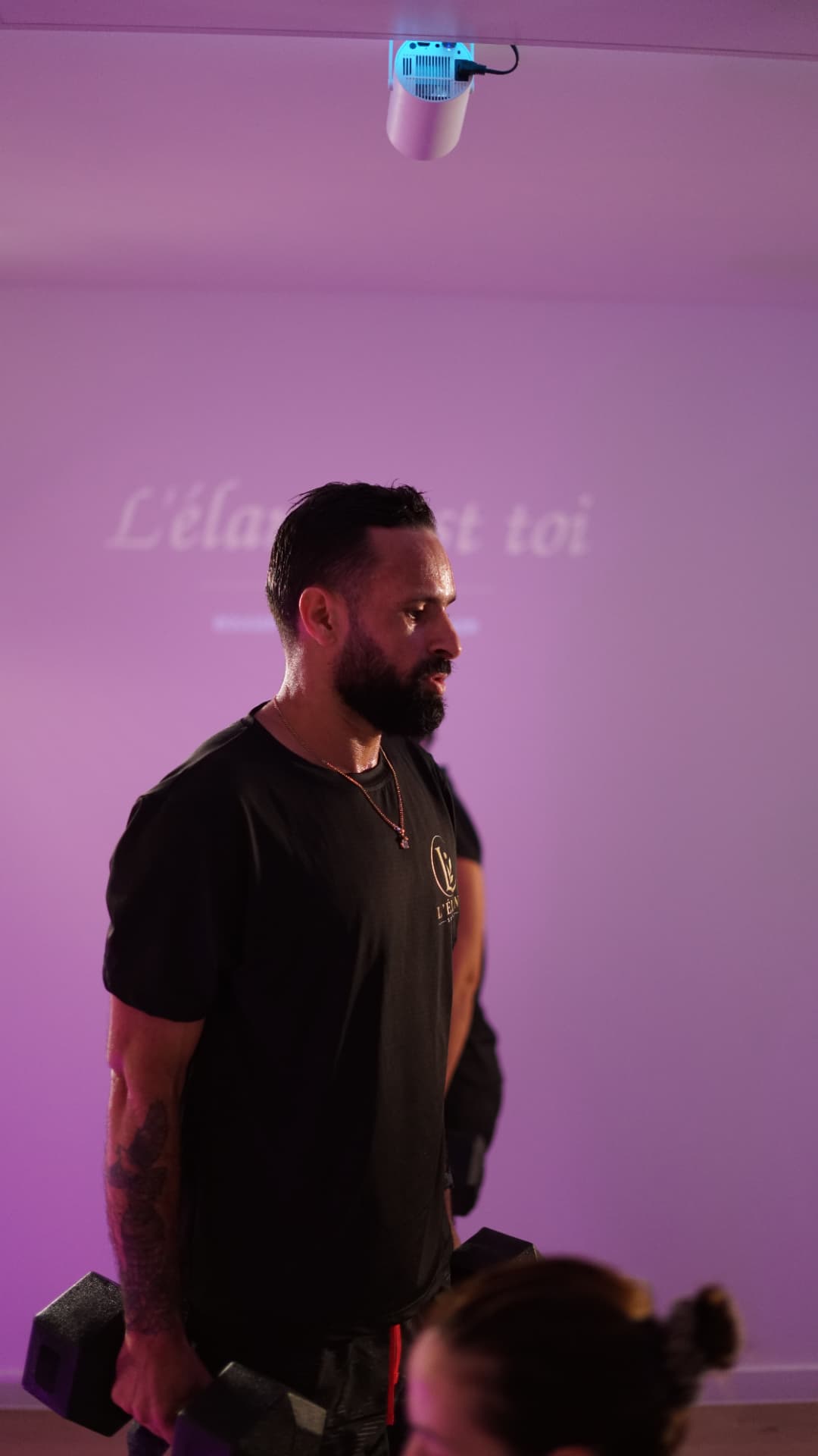 Coach Saief avec des haltères pendant une séance au studio L'ÉLAN à Maurage