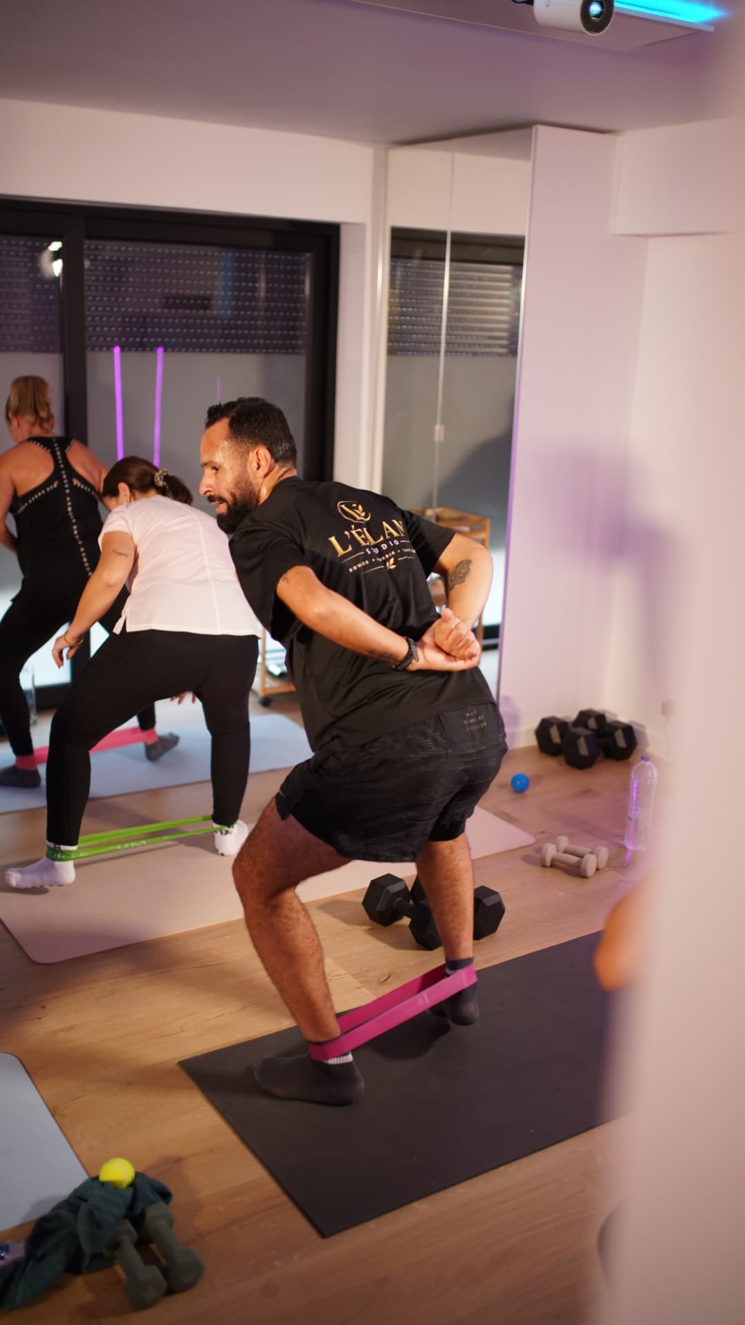 Coach Saief en séance au studio L'ÉLAN à Maurage, logo L'ÉLAN STUDIO visible dans le dos