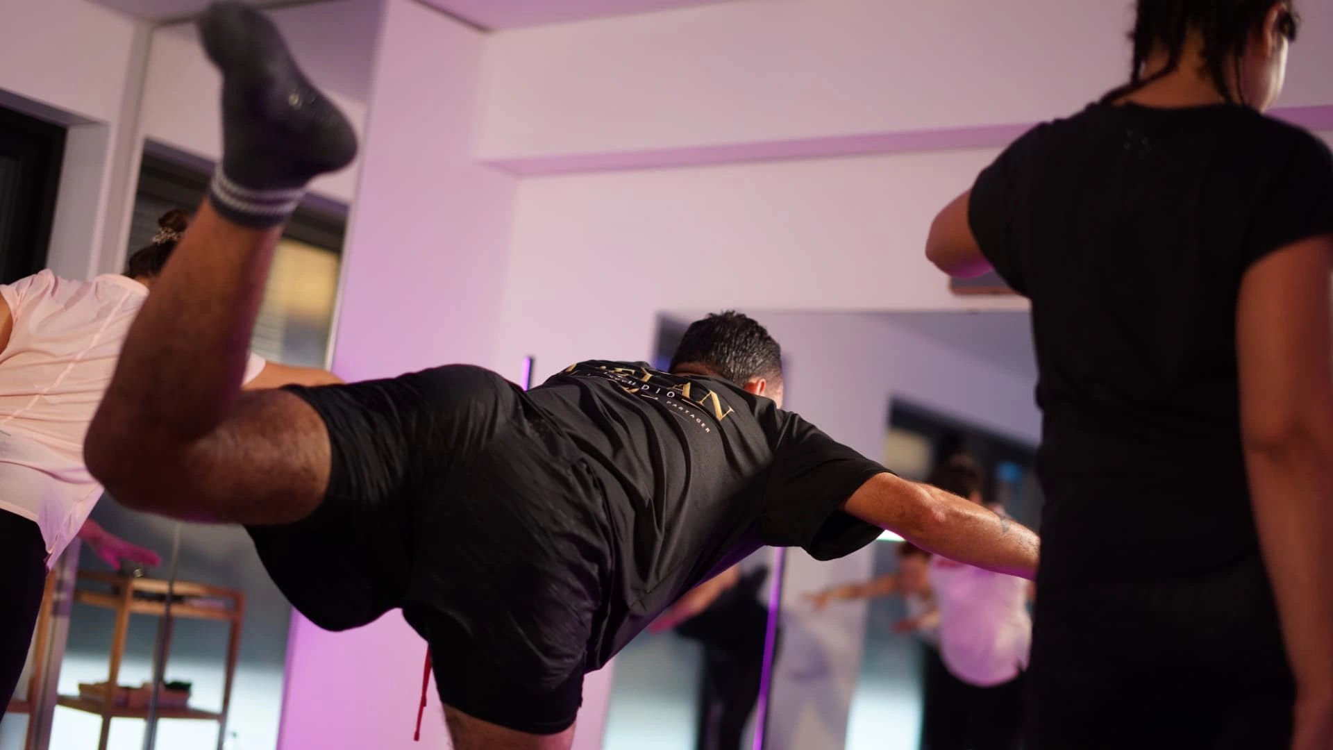 Séance de yoga dynamique au studio L'ÉLAN