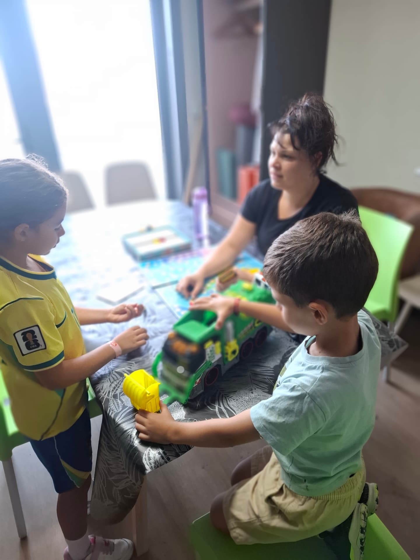 Diana encadrant les enfants dans l'espace garderie pendant un cours FORGE au studio L'ÉLAN